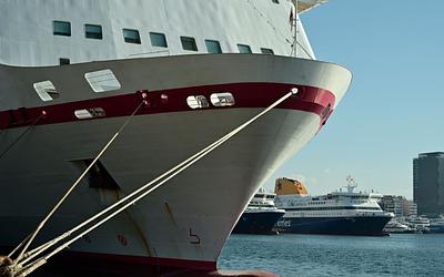 Χάος στις θάλασσες: Θυελλώδεις άνεμοι καθηλώνουν τα πλοία στα λιμάνια!