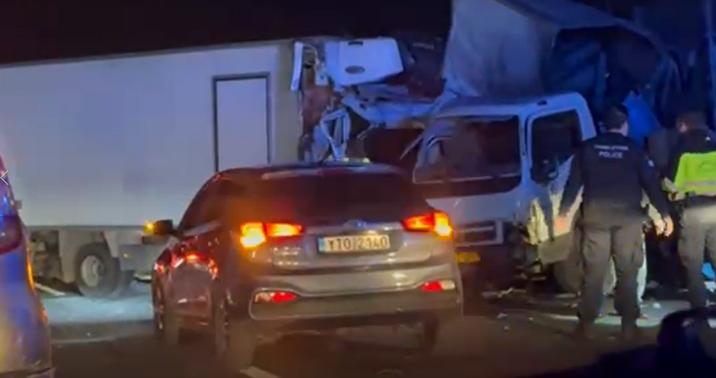 Σφοδρή σύγκρουση δύο φορτηγών στη Λεωφόρο Κηφισού - Μποτιλιάρισμα 6,5 χιλιομέτρων