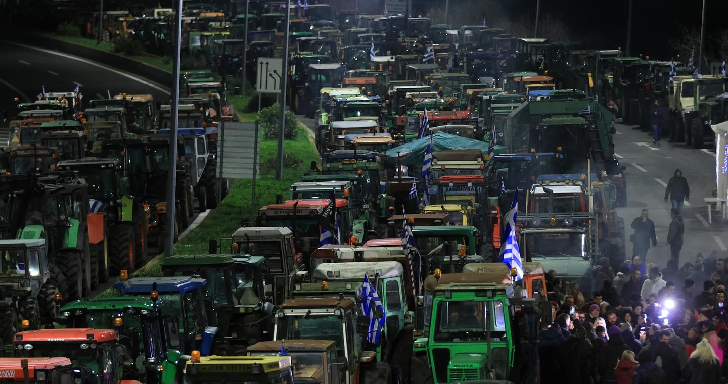 Αγροτικά μπλόκα: Ζητούν συνάντηση με τον πρωθυπουργό και κλιμακώνουν τις κινητοποιήσεις