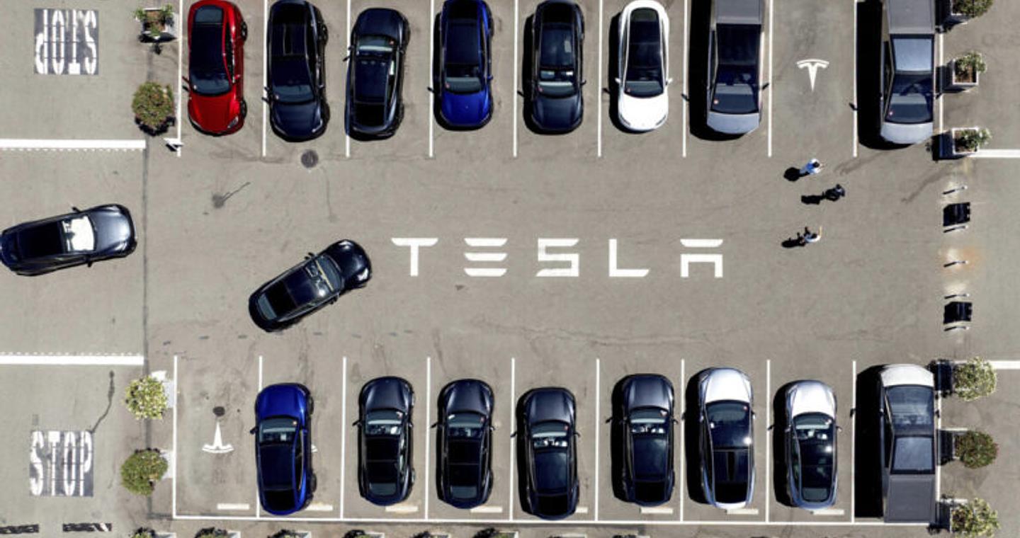 ΗΠΑ: Στο στόχαστρο η Tesla για την αυτόνομη οδήγηση – Αντιμέτωπη με ομαδική αγωγή