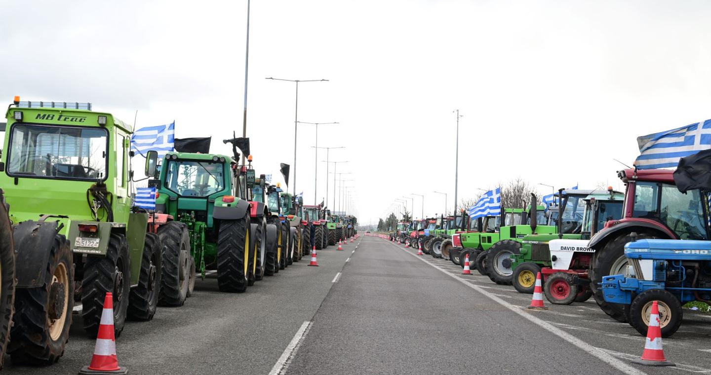 Μπαράζ αποκλεισμών από τα αγροτικά μπλόκα - Κλείνουν Αθηνών - Λαμίας, Τέμπη, Ιόνια Οδό και τελωνεία