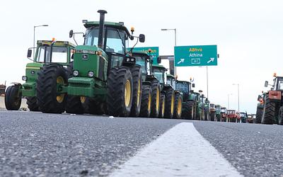 Αγρότες: τελεσίγραφο για συνάντηση με Μητσοτάκη, ενώ κλιμακώνουν τις κινητοποιήσεις