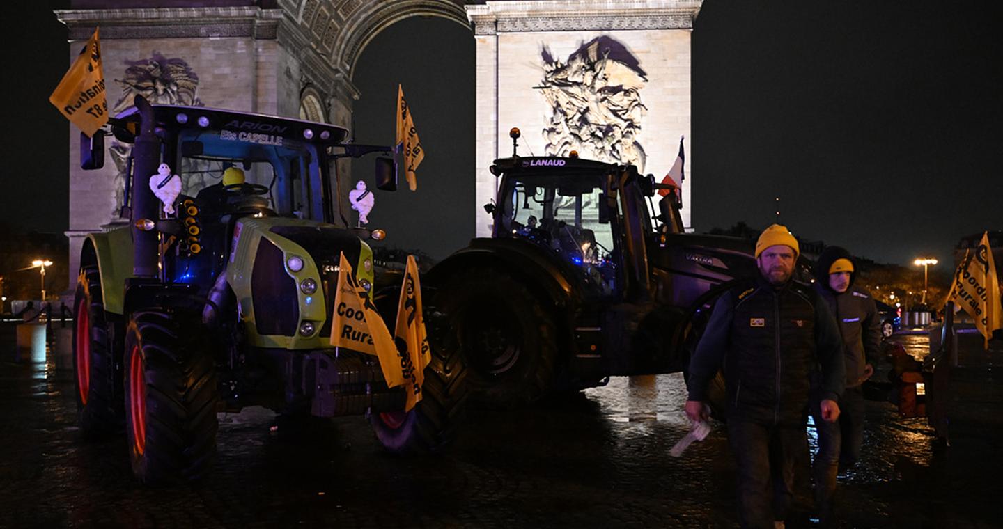 Γαλλία: Στο Παρίσι έφτασαν αγρότες διαδηλωτές