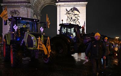 Έφοδος αγροτών στο Παρίσι: Τρακτέρ στον Πύργο του Άιφελ!