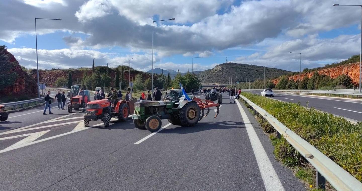 Αγρότες: Εκλεισαν η Εθνική Οδός στο Κάστρο και οι σήραγγες των Τεμπών – Ο «χάρτης» των μπλόκων