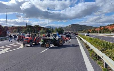 Έξοδος στους δρόμους: Αγρότες πολιορκούν την Ελλάδα – Πού είναι τα μπλόκα;
