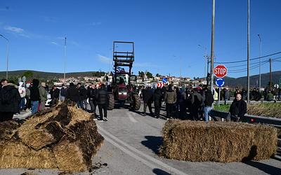 Αγρότες σε «πόλεμο»: Κλείνουν εθνικές οδούς και τελωνεία!