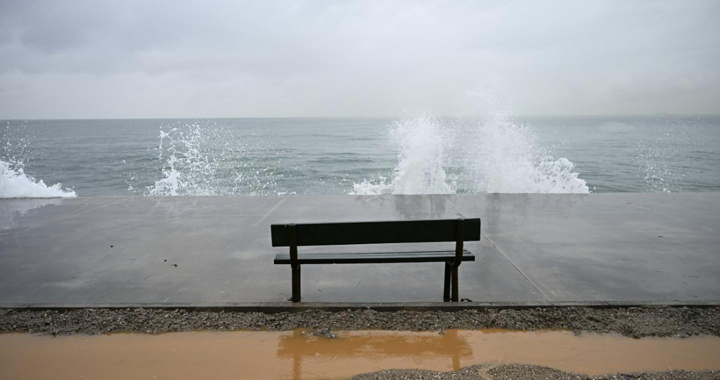 Καιρός: Ανεβαίνει ο υδράργυρος, επιμένουν οι ισχυροί άνεμοι – Πού θα βρέξει