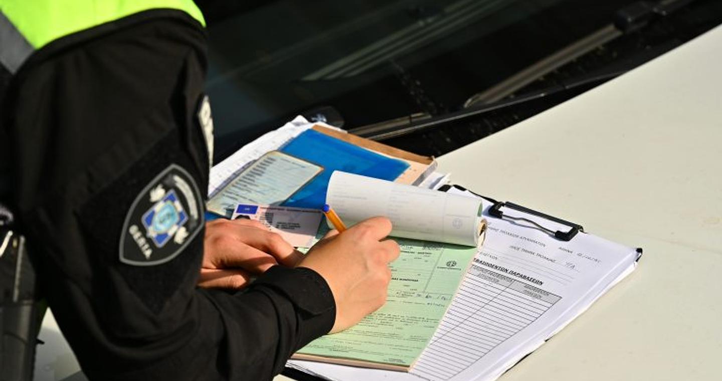 Με το πόδι στο γκάζι, μεθυσμένοι και χωρίς κράνος χιλιάδες οδηγοί την εορταστική περίοδο – Βεβαιώθηκαν πάνω από 40.000 παραβάσεις