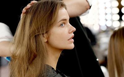 Balayage: Οι νέες τάσεις για μαλλιά με φως και κίνηση