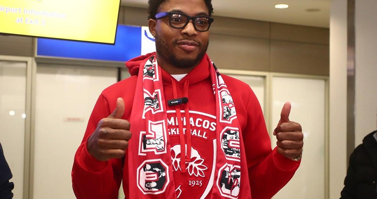 Ολυμπιακός: Έφτασε στην Ελλάδα ο Ταϊρίκ Τζόουνς: «Ενθουσιασμένος που θα δουλέψω με τον Μπαρτζώκα» (pics)