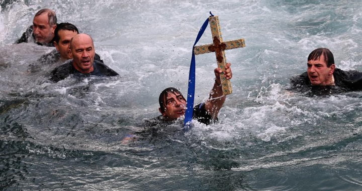 Μεγαλοπρεπής εορτασμός των Θεοφανείων στη χώρα – Ο αγιασμός των υδάτων και η ρίψη του Τίμιου Σταυρού