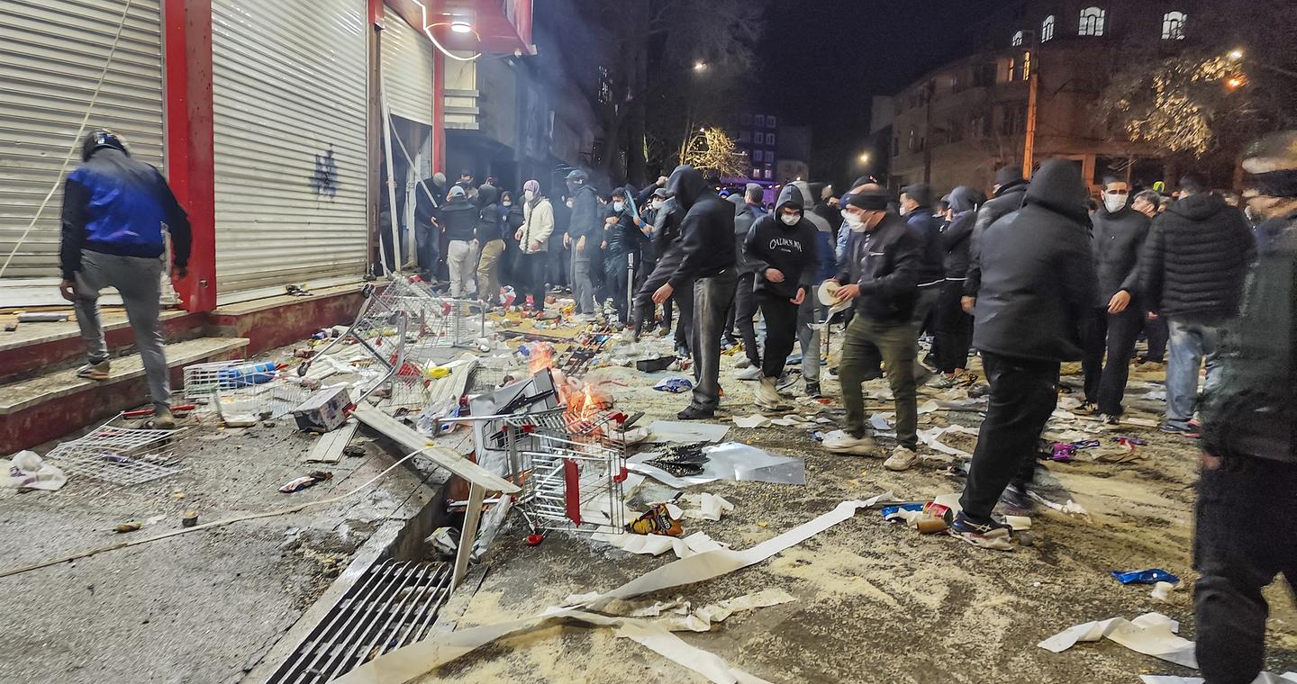 Χάος στο Ιράν, αδιάλλακτος ο Χαμενεΐ