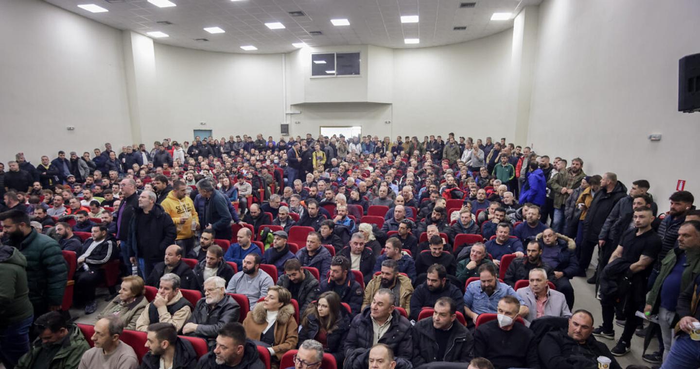 Οι αγρότες αποφασίζουν τις επόμενες κινήσεις του και επιλέγουν εκπροσώπους για συνάντηση με τον Μητσοτάκη