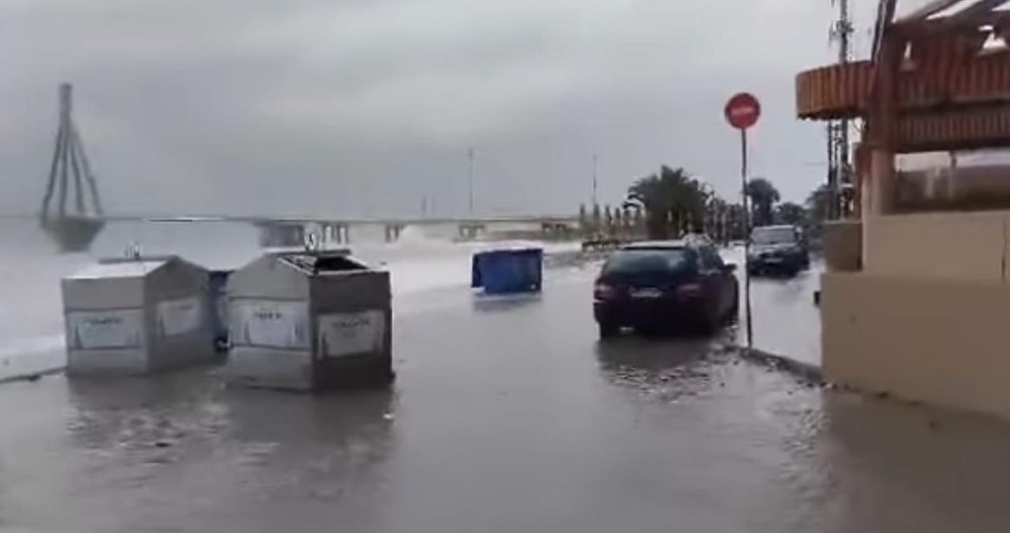 Σαρώνει η κακοκαιρία: Δρόμοι–ποτάμια και πτώσεις δέντρων σε πολλές περιοχές - 103 κλήσεις στην πυροσβεστική