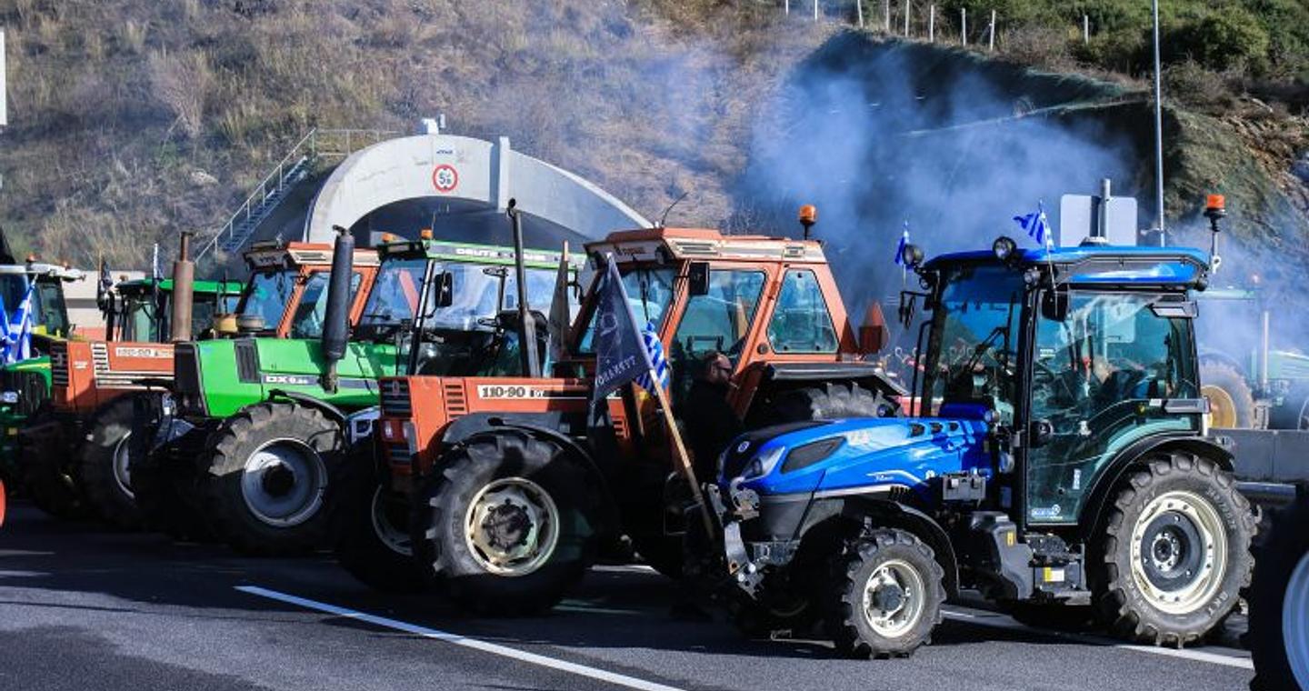 Στο Μαξίμου θα διεκδικήσουν την επιβίωσή τους,  λένε οι αγρότες – Χαλάρωσαν τα μπλόκα ενόψει της συνάντησης της Τρίτης