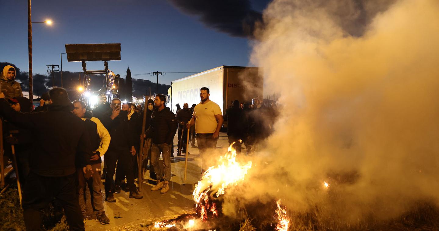 Ενταση στο μπλόκο της Θήβας μεταξύ αγροτών και αστυνομίας