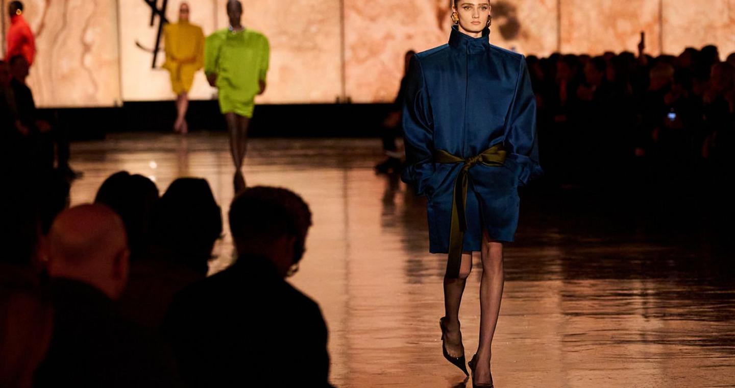 Το non binary top model Yura Romaniuk διαφημίζει και γυναικεία και ανδρικά ρούχα επαναπροσδιορίζοντας τη σύγχρονη μόδα