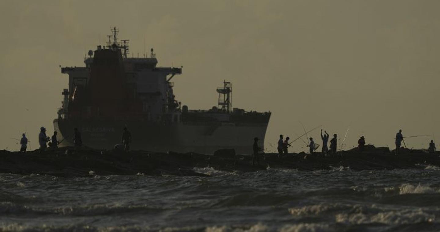 Μόσχα: Οι ΗΠΑ απελευθέρωσαν δύο Ρώσους από το πλήρωμα του τάνκερ που κατέλαβαν στον Ατλαντικό