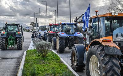 Αγρότες: Αποκλεισμοί και ανατροπές στα μπλόκα – Τι θα γίνει την Τρίτη;