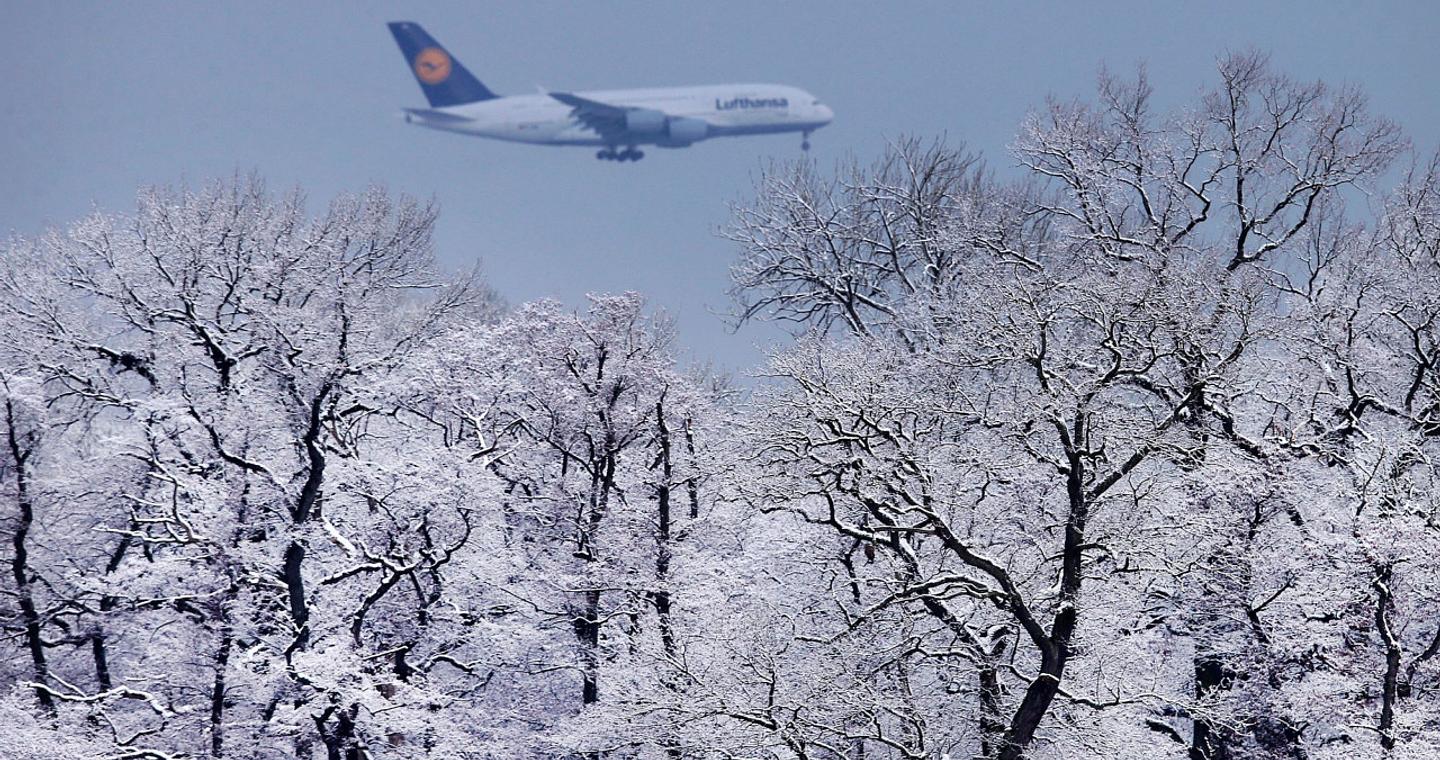 Χάος στο αεροδρόμιο της Φρανκφούρτης - Δεκάδες ακυρώσεις πτήσεων λόγω χιονιού