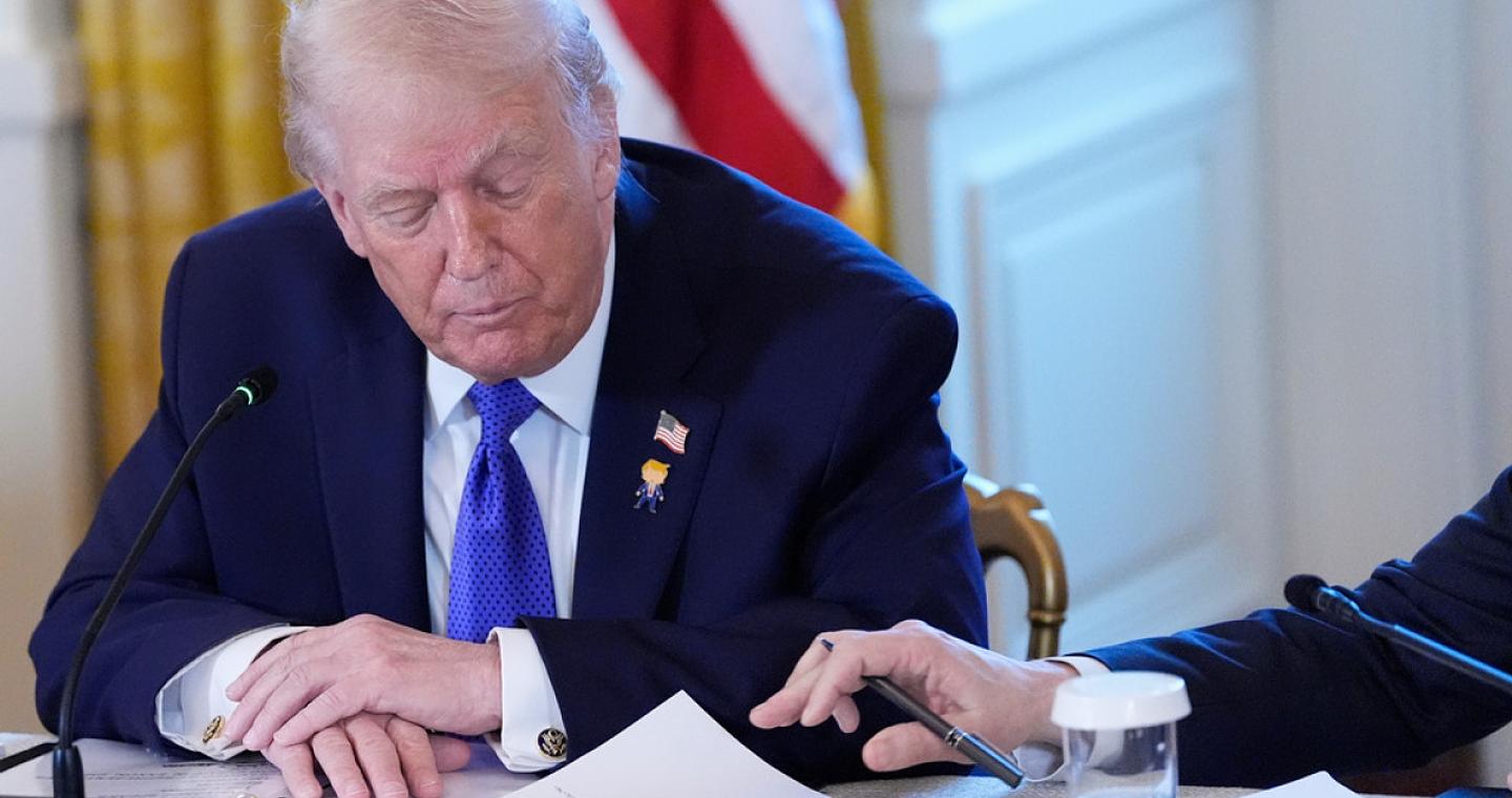 Τραμπ για Γροιλανδία: «Η άμυνά τους βασίζεται σε δύο έλκηθρα με σκύλους»