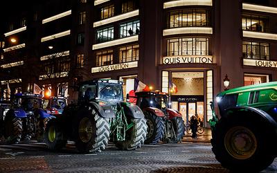 Γαλλία: Αγρότες περικυκλώνουν το Παρίσι με τρακτέρ – Έξαλλοι για τη συμφωνία Ε.Ε.-Mercosur