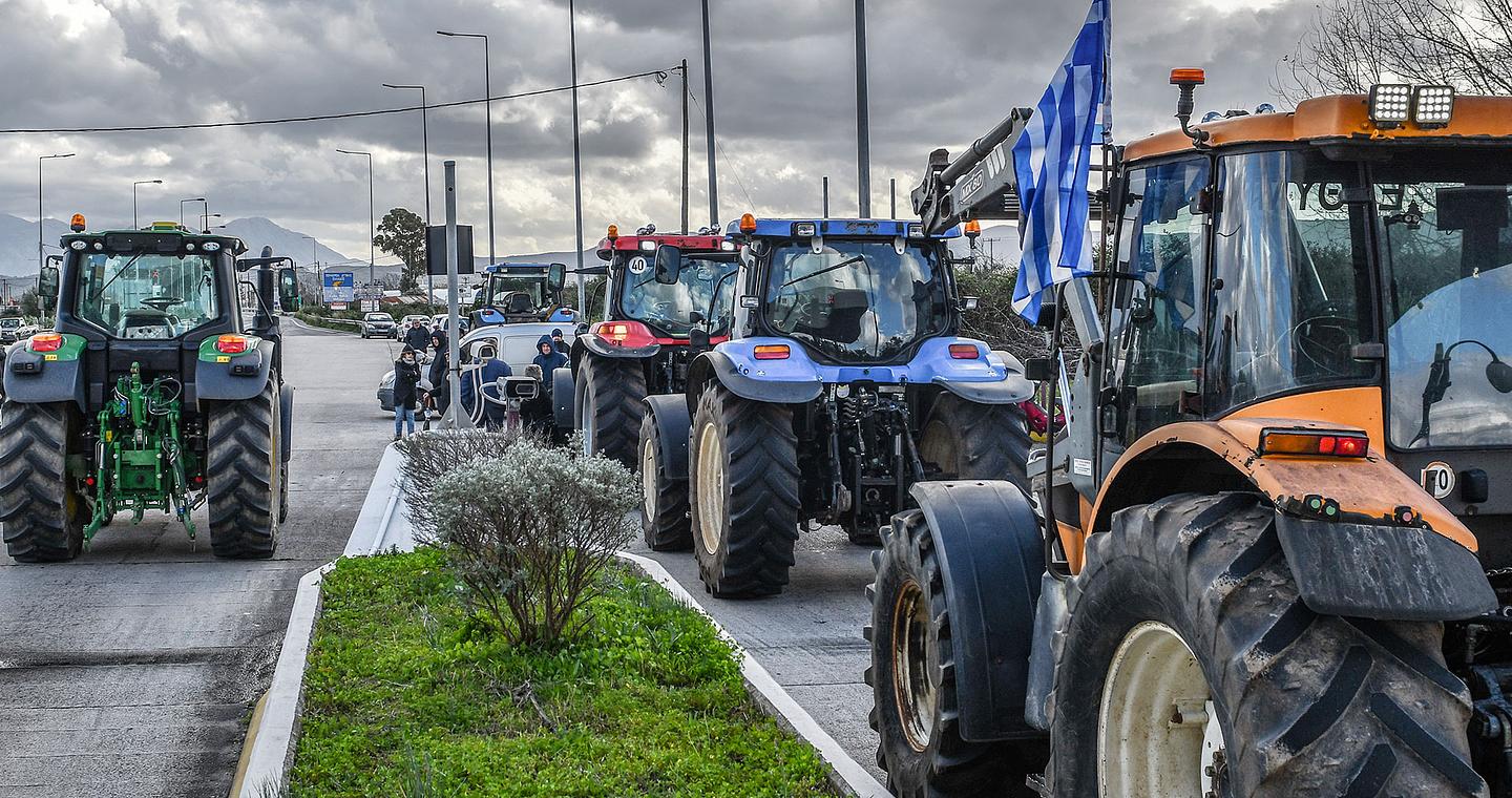 Δεσμεύσεις στο Μαξίμου, τελεσίγραφο στα μπλόκα