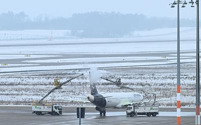 Χάος στα αεροδρόμια Βιέννης και Πράγας: Ο παγετός «πάγωσε» τις πτήσεις!
