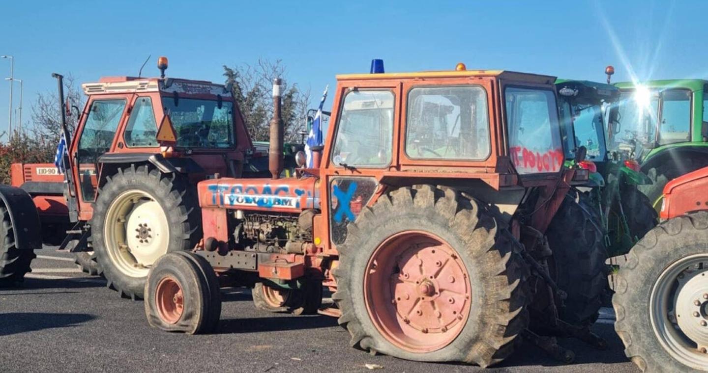 Μπλόκο Νίκαιας: Βανδάλισαν τρακτέρ αγροτών που πήγαν στη συνάντηση με τον Μητσοτάκη - Έγραψαν με σπρέι «προδότες»