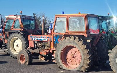 «Προδότες» έγραψαν σε τρακτέρ αγροτών μετά τη συνάντηση με Μητσοτάκη