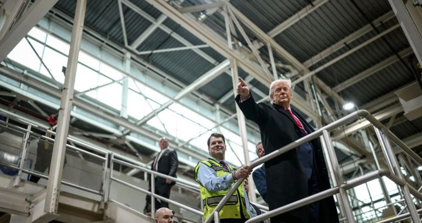 Άσεμνη χειρονομία Τραμπ σε εργαζόμενο κατά την επίσκεψή του σε εργοστάσιο – «Προσήκουσα αντίδραση», λέει ο Λευκός Οίκος