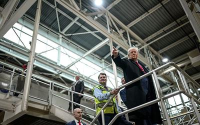 Τραμπ: Έδειξε το μεσαίο δάχτυλο σε εργαζόμενο – «Προσήκουσα αντίδραση» λέει ο Λευκός Οίκος