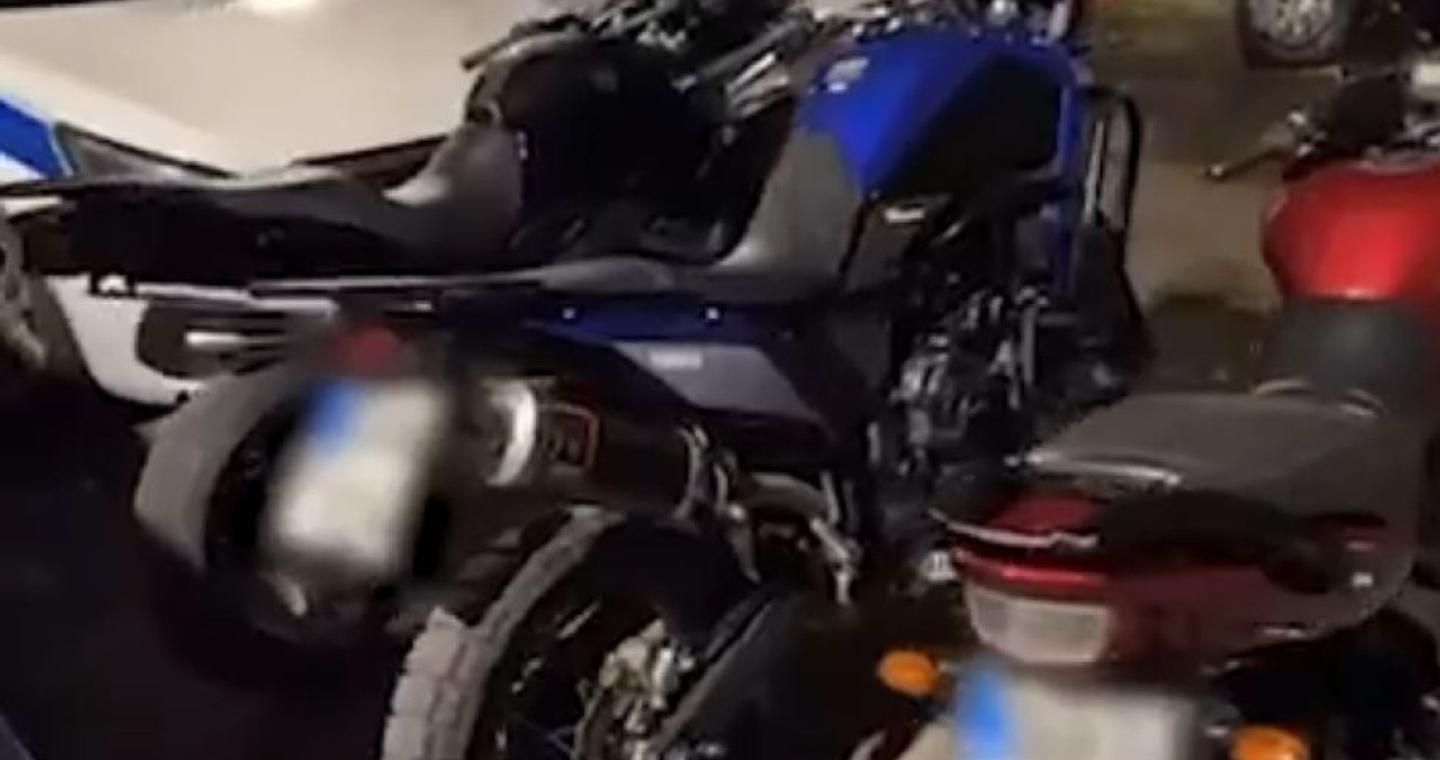 Χειροπέδες σε 3 νεαρούς που έτρεχαν με μοτοσυκλέτες και έκαναν σούζες στη λεωφόρο Αθηνών - Ο ένας δεν είχε δίπλωμα (Βίντεο)