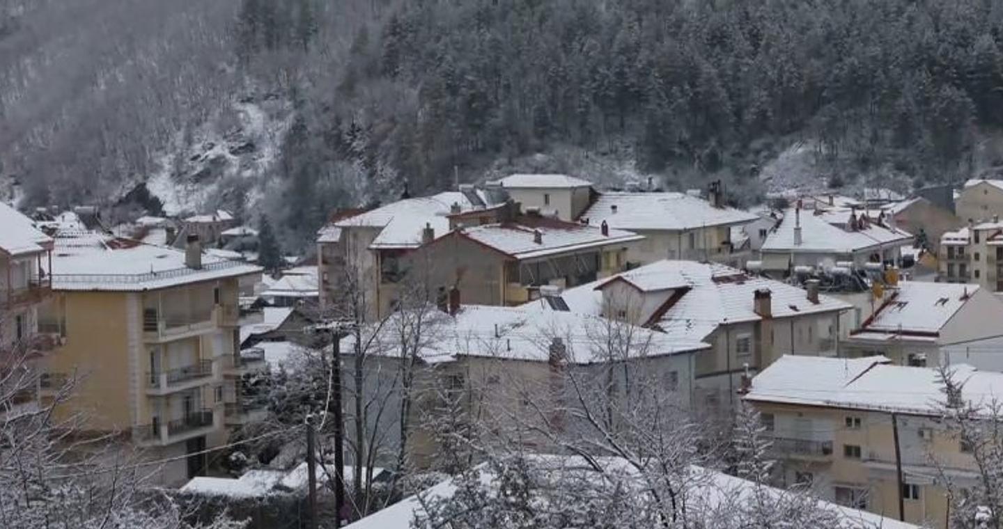 Ξεκίνησε η ψυχρή εισβολή: Πού χιονίζει και πώς θα εξελιχθούν τα φαινόμενα – Έκτακτο δελτίο από την ΕΜΥ 