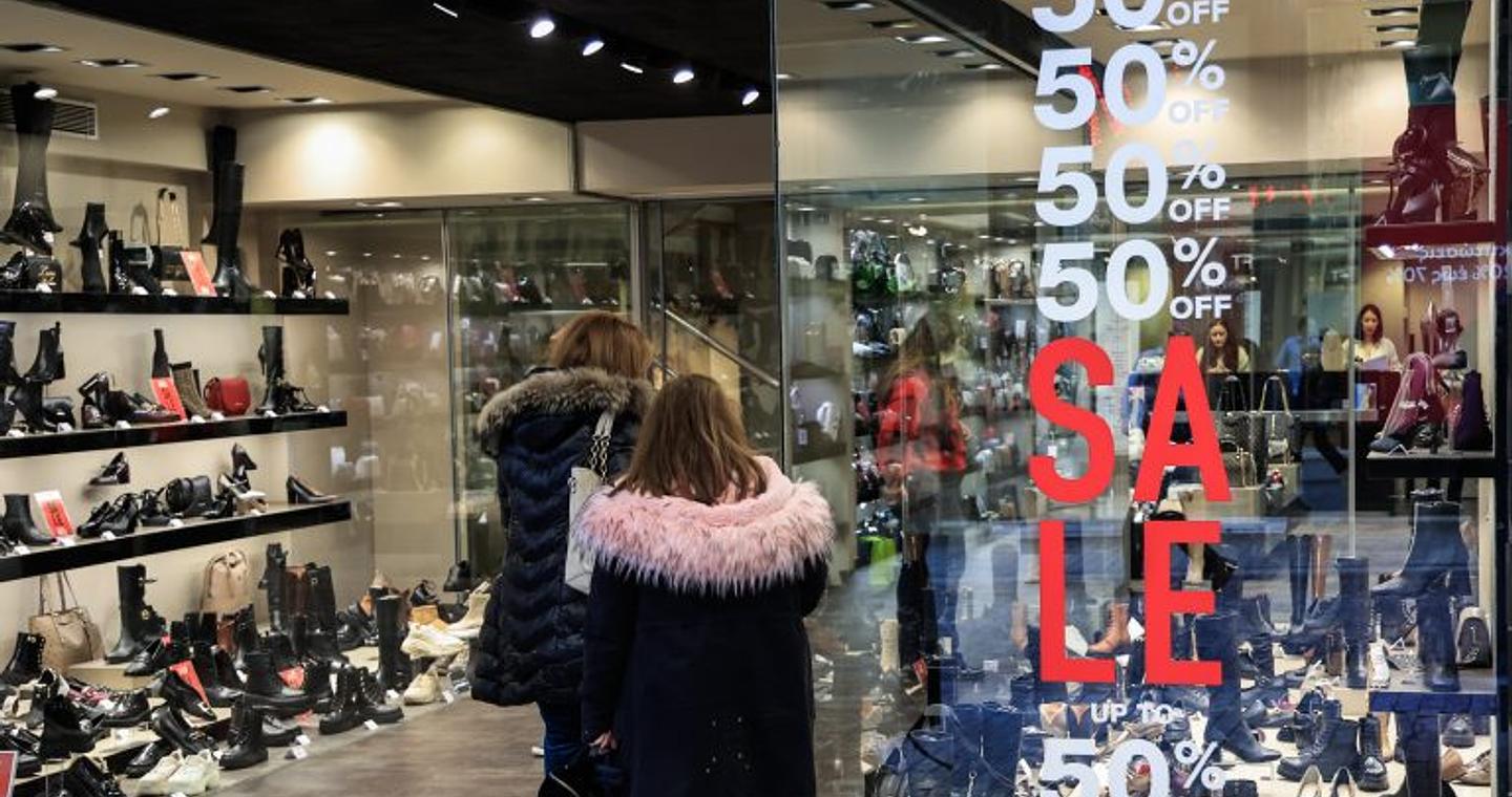 Ξεκινούν αυριο 12/1 οι χειμερινές εκπτώσεις – Αισιόδοξοι οι έμποροι με στόχο τζίρο άνω των 6 δισ. ευρώ