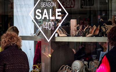 Οι χειμερινές εκπτώσεις ξεκινούν: Τι προσδοκούν έμποροι και καταναλωτές;