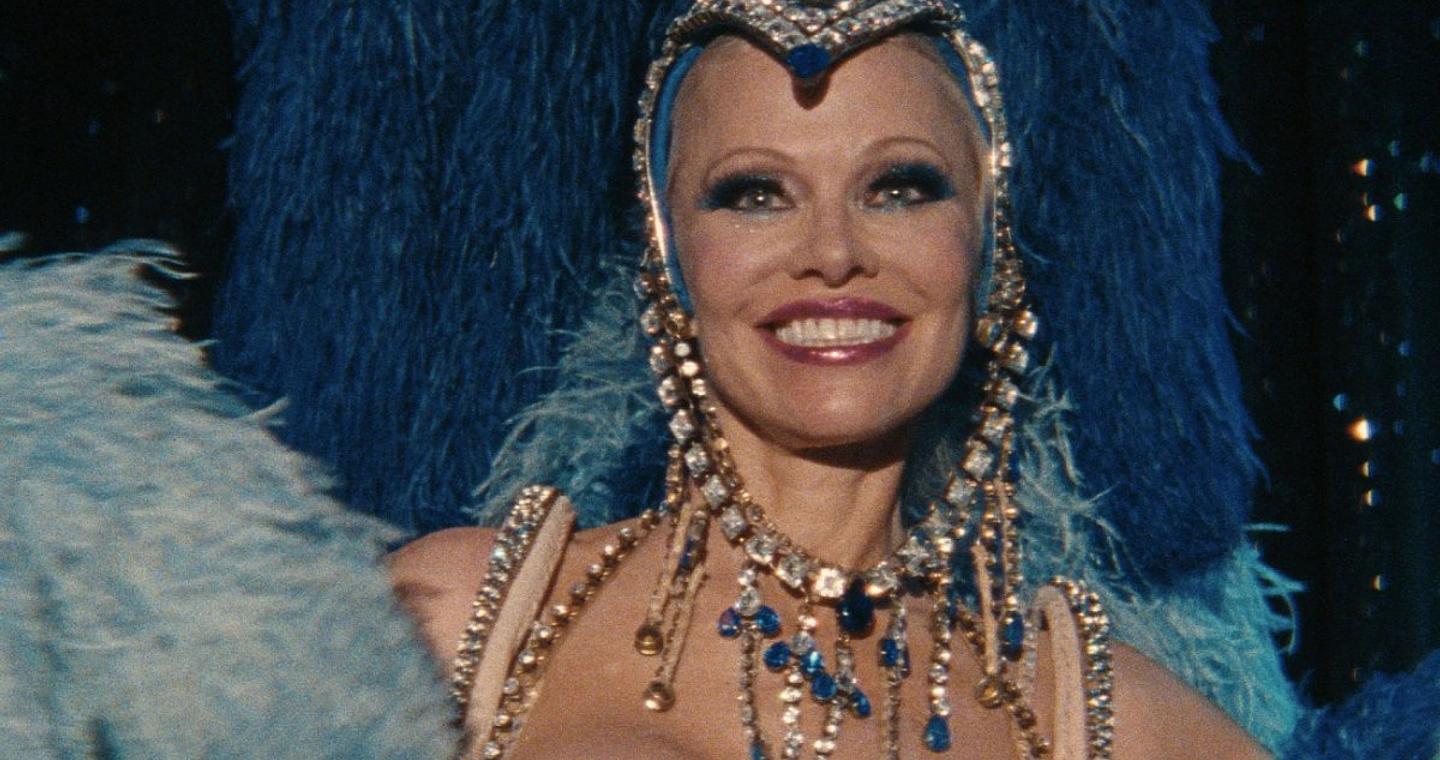 Η Πάμελα Άντερσον αντλεί έμπνευση από τις παλιές κωμωδίες και την Ζαν Μορό