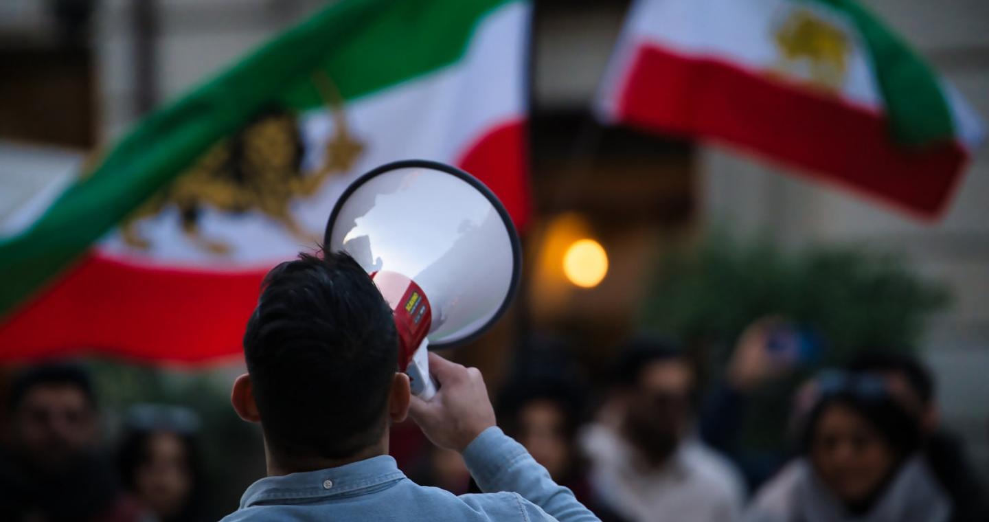 «Πλήρωσέ μας για τις σφαίρες που χαλάσαμε στο παιδί σου»: Μαρτυρία-σοκ Ιρανού στον ΣΚΑΪ 100,3