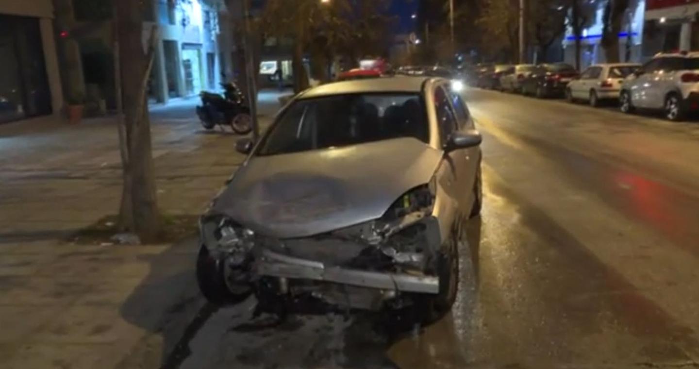 Θεσσαλονίκη: Μεθυσμένη οδηγός πήρε σβάρνα 15 αυτοκίνητα και κατέληξε σε τζαμαρία