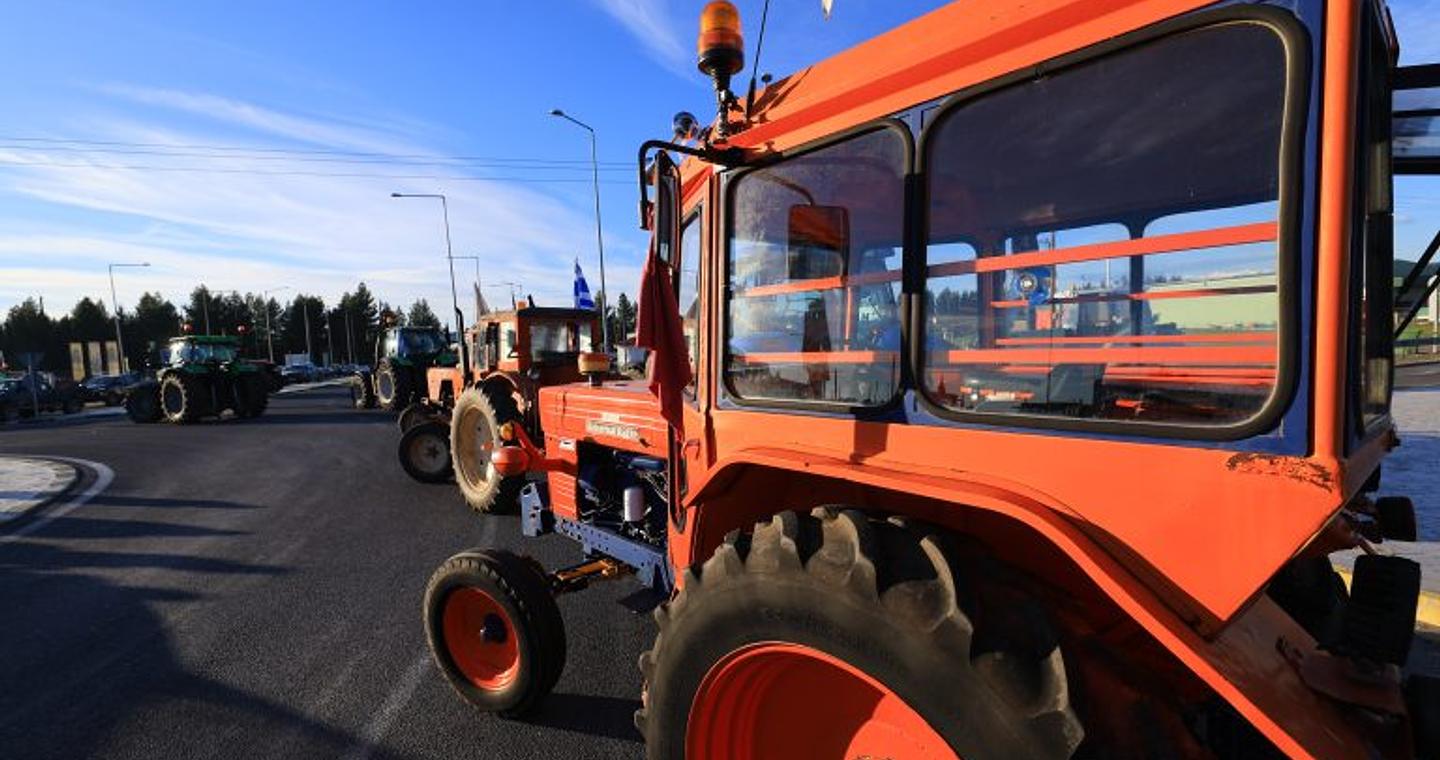 Προετοιμάζονται οι αγρότες για το ραντεβού τους με τον Πρωθυπουργό – Άνοιξαν τους δρόμους, παραμένουν στα μπλόκα