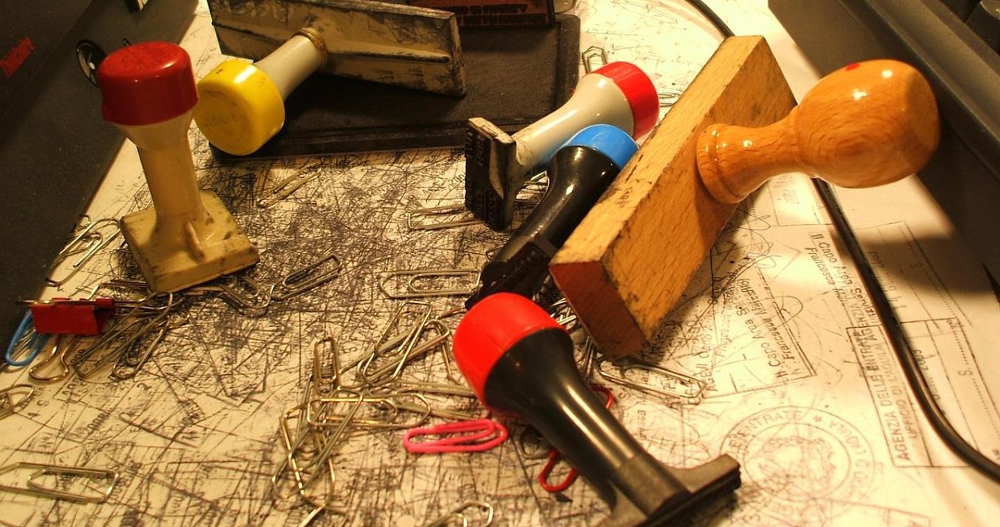 Γραφειοκρατία: Δύσκολη χώρα για επενδύσεις η Ελλάδα – Εκκλήσεις για μείωση της… χαρτούρας και στην ΕΕ