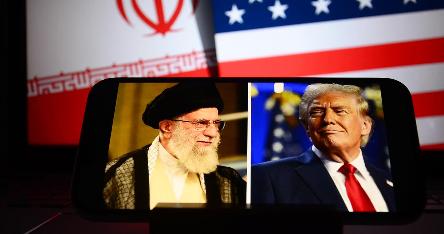 Μια ανάσα από την επέμβαση στο Ιράν: Τα διλήμματα και τα ρίσκα του Τραμπ