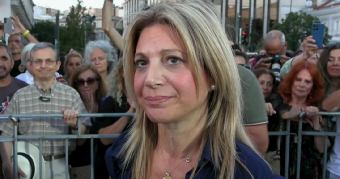 Το χρονικό της παραίτησης Καρυστιανού – Της ζητούν να παραδώσει τις τραπεζικές κάρτες του Συλλόγου Συγγενών Θυμάτων των Τεμπών