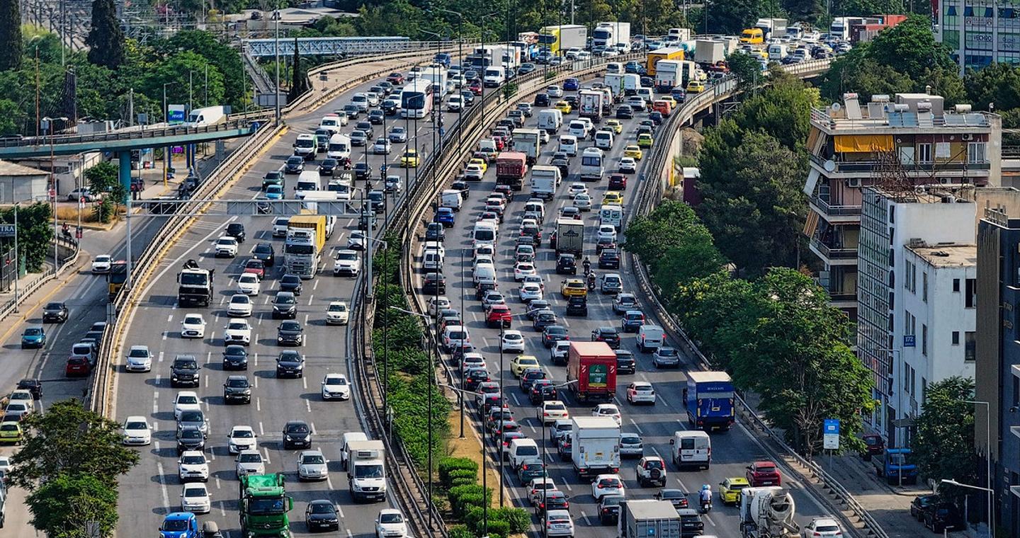 Κίνηση τώρα: Κόκκινοι πολλοί δρόμοι της Αθήνας – «Κολλημένος» ο Κηφισός, καθυστερήσεις στην Αττική Οδό