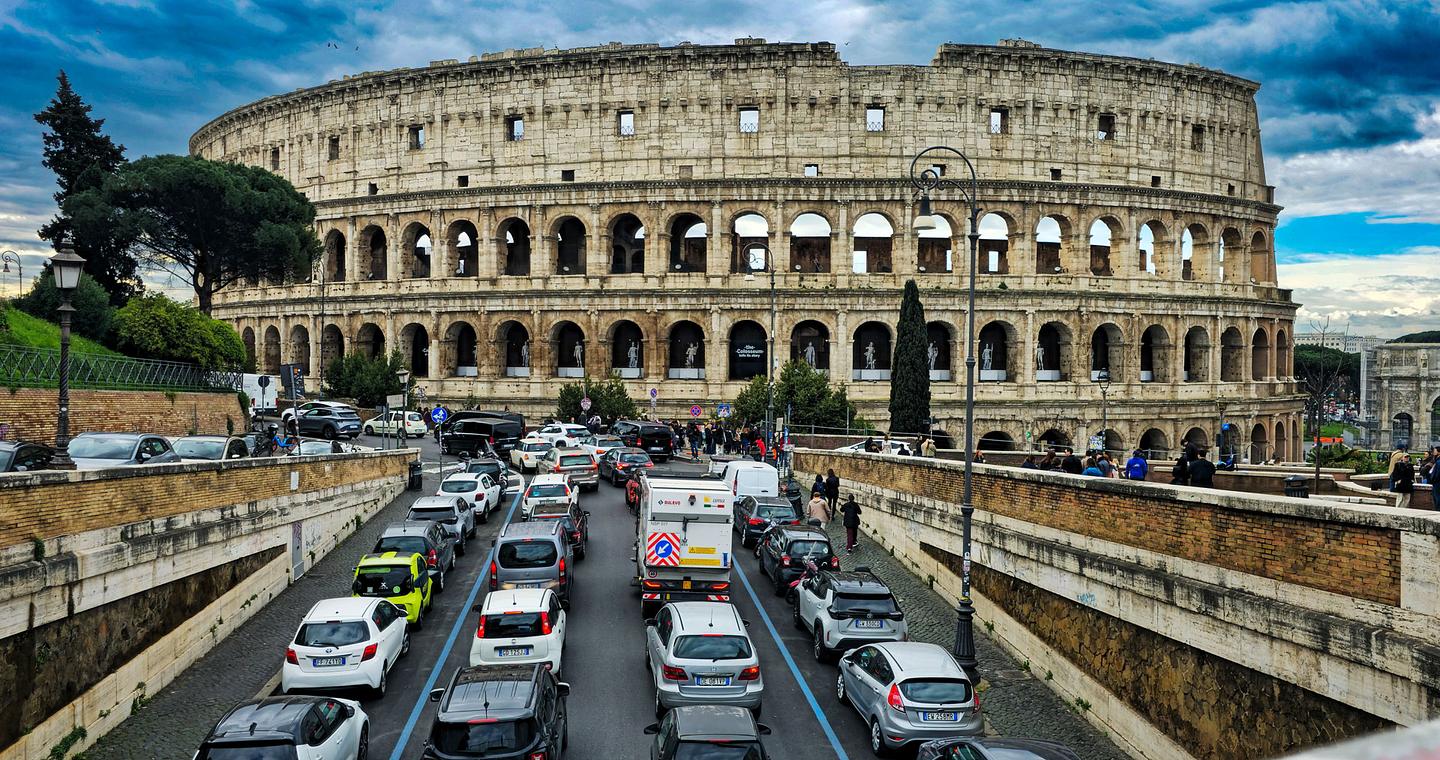 Η Ρώμη ρίχνει τα όρια ταχύτητας στους δρόμους για να μειώσει τα τροχαία