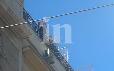 Σοκ στην Αθήνα: Άνδρας απειλεί να πέσει από κτήριο στην Ομόνοια!