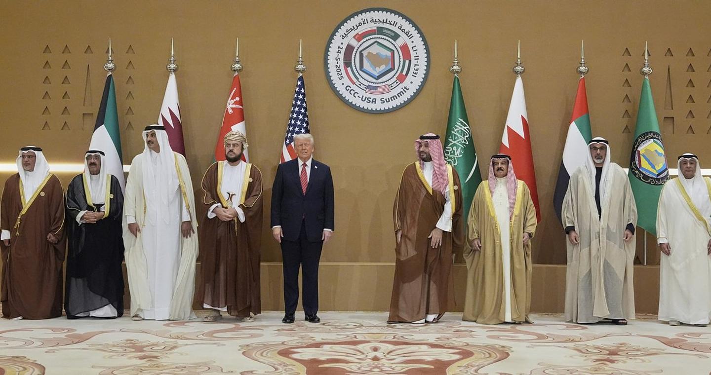 Πώς οι Άραβες σύμμαχοι του Τραμπ στον Κόλπο τον έπεισαν να δώσει «μια ευκαιρία» στο Ιράν -Το παρασκήνιο