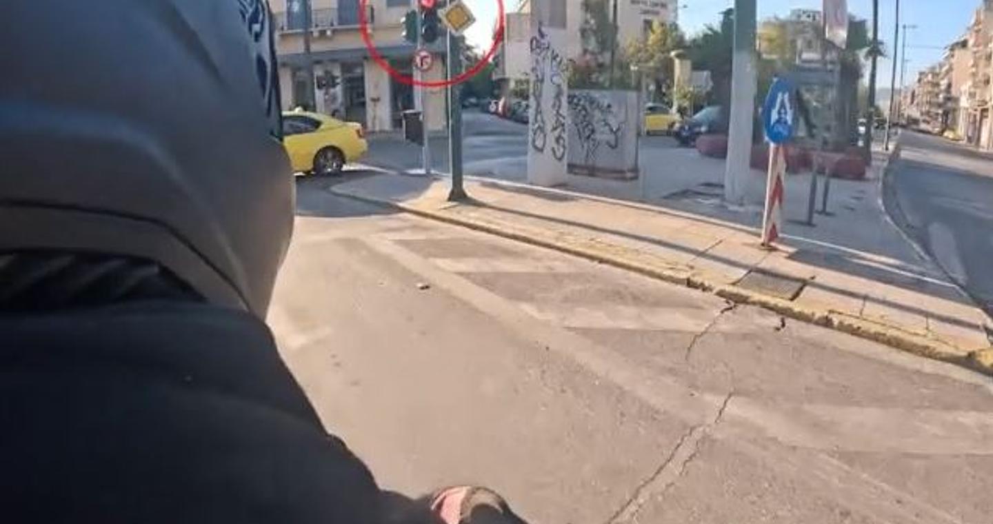 Παραβίαζε κόκκινα, STOP και έκανε επικίνδυνους ελιγμούς με τη μηχανή… για βίντεο στο TikTok