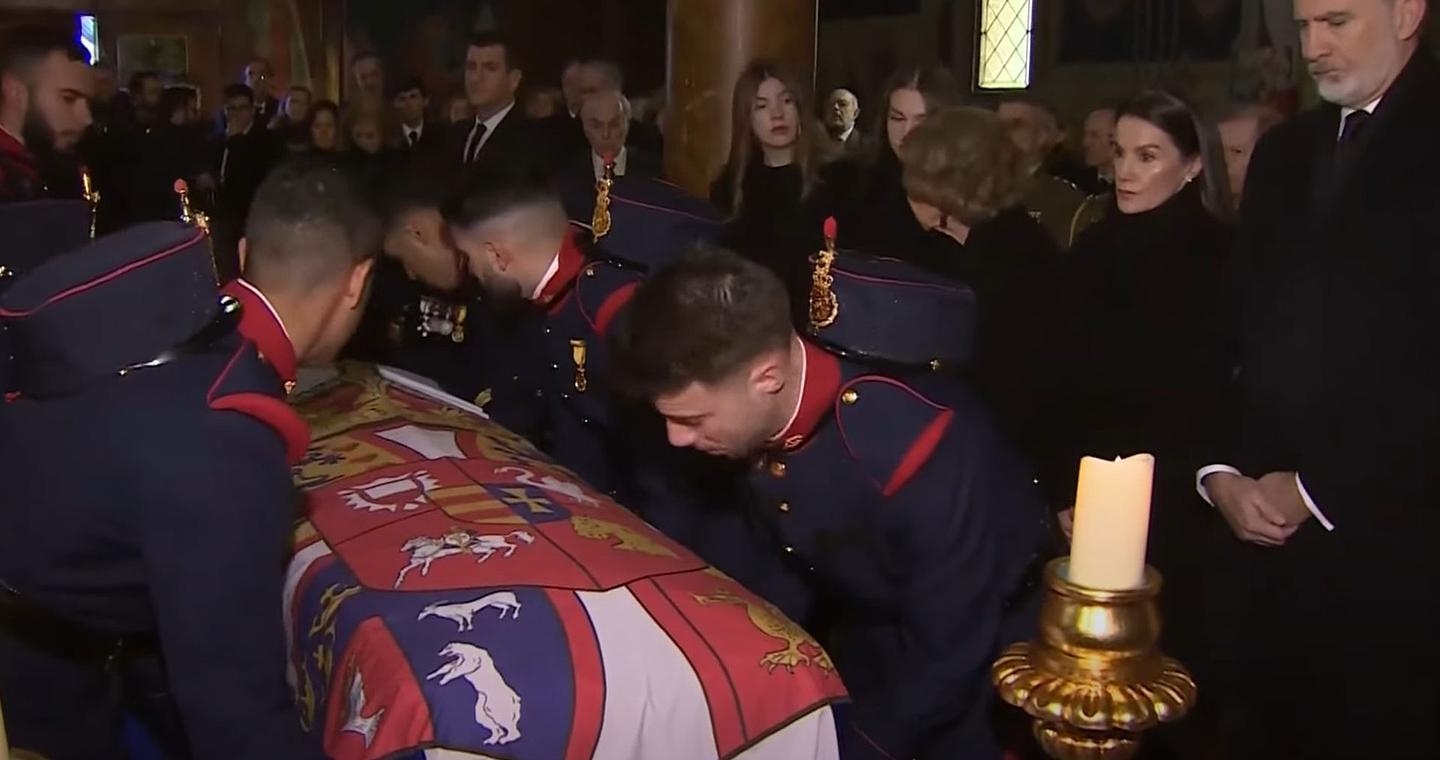 Η βασιλική οικογένεια της Ισπανίας αποχαιρέτησε την πριγκίπισσα Ειρήνη